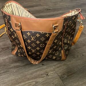Fashion inspired monogramm LV purse